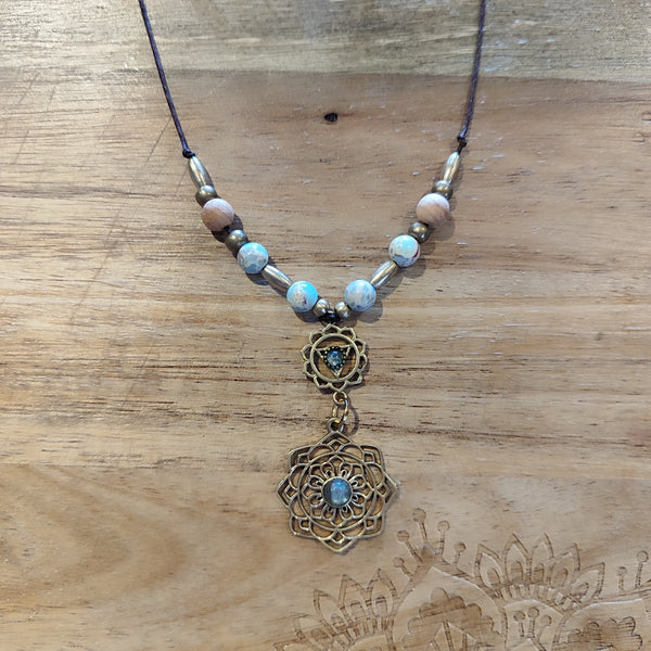 Handgemachte Boho-Halsketten mit Edelstein & Messing-Anhängern