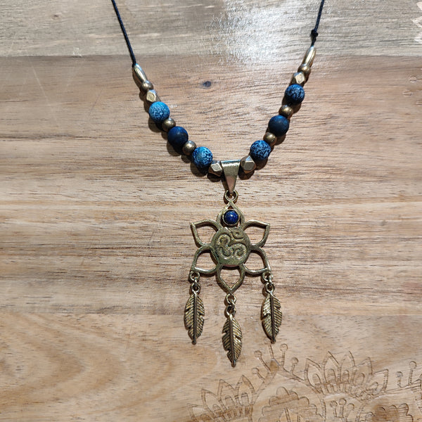 Handgemachte Boho-Halsketten mit Edelstein & Messing-Anhängern