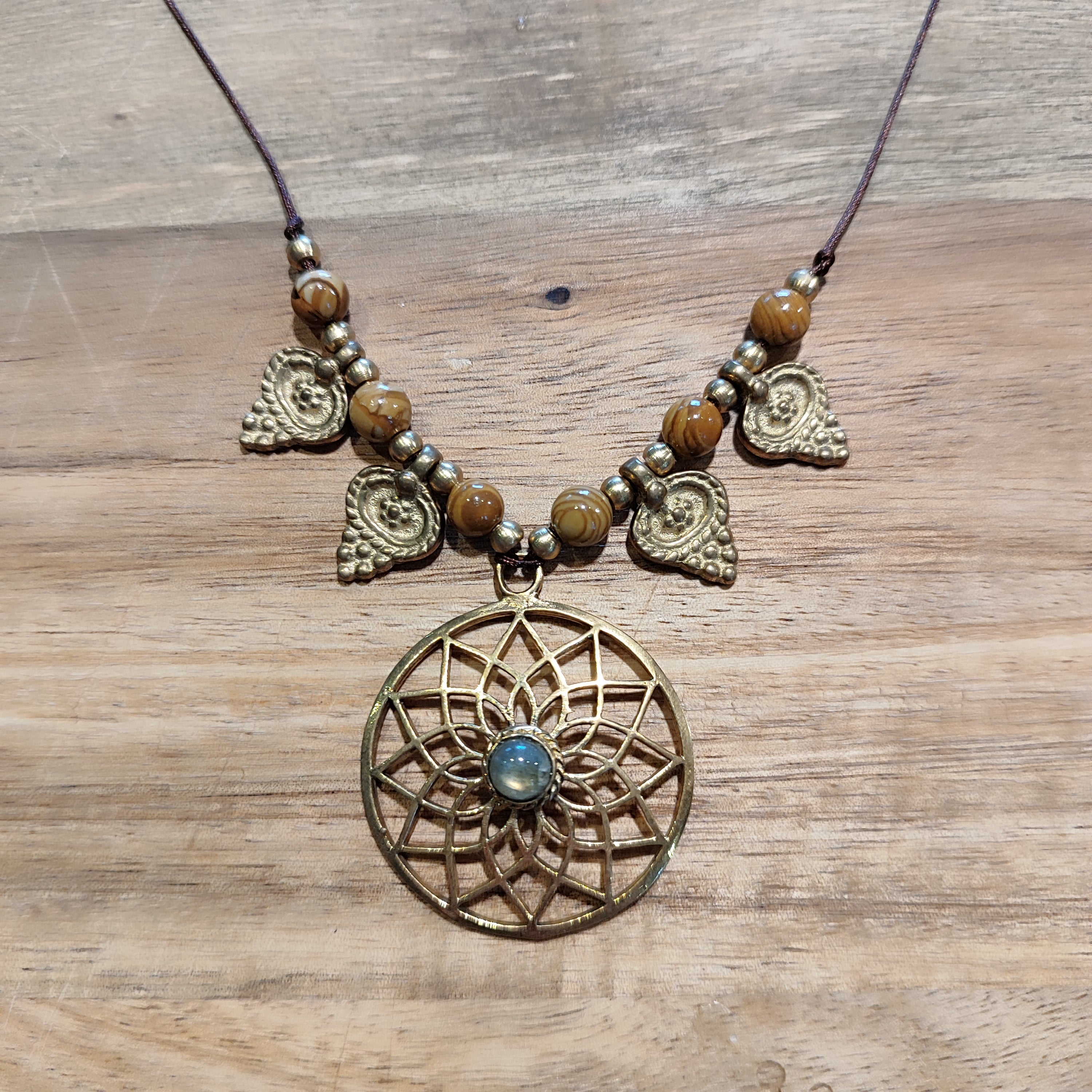 Handgemachte Boho-Halsketten mit Edelstein & Messing-Anhängern