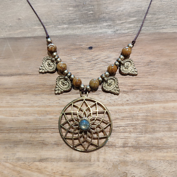 Handgemachte Boho-Halsketten mit Edelstein & Messing-Anhängern