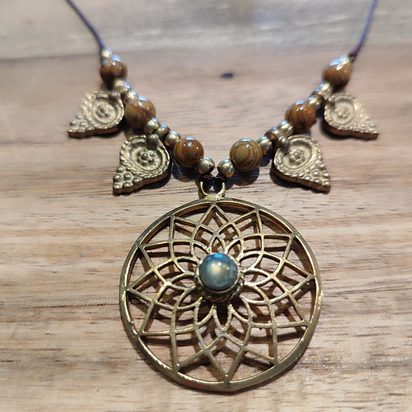Handgemachte Boho-Halsketten mit Edelstein & Messing-Anhängern
