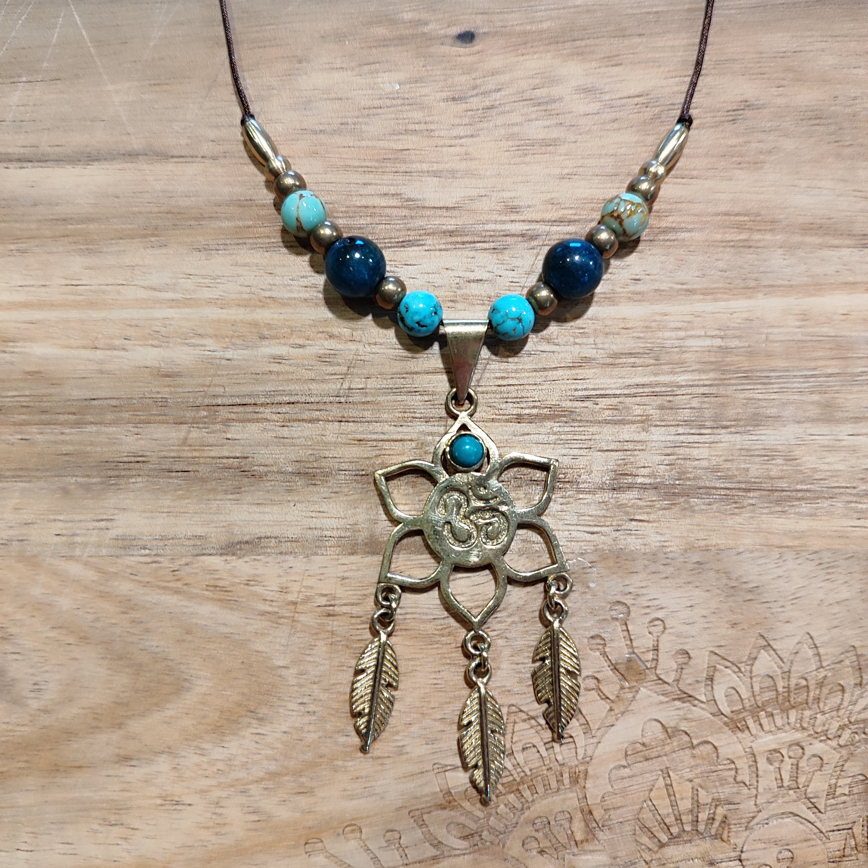 Handgemachte Boho-Halsketten mit Edelstein & Messing-Anhängern