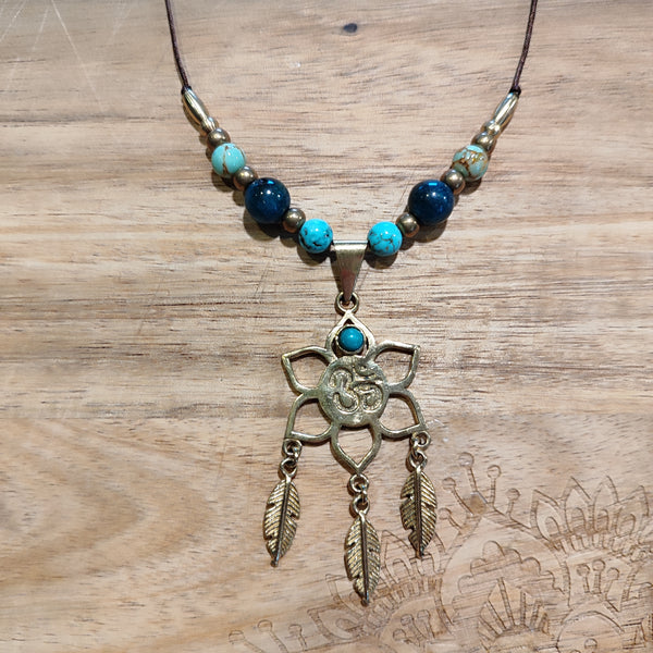 Handgemachte Boho-Halsketten mit Edelstein & Messing-Anhängern