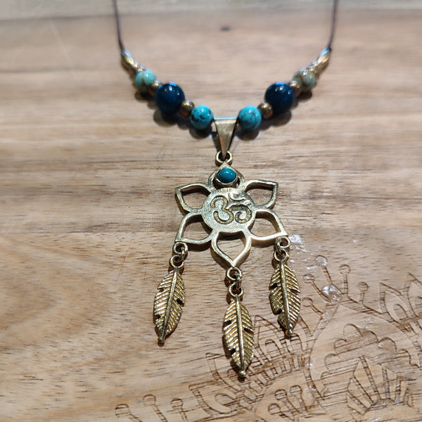 Handgemachte Boho-Halsketten mit Edelstein & Messing-Anhängern