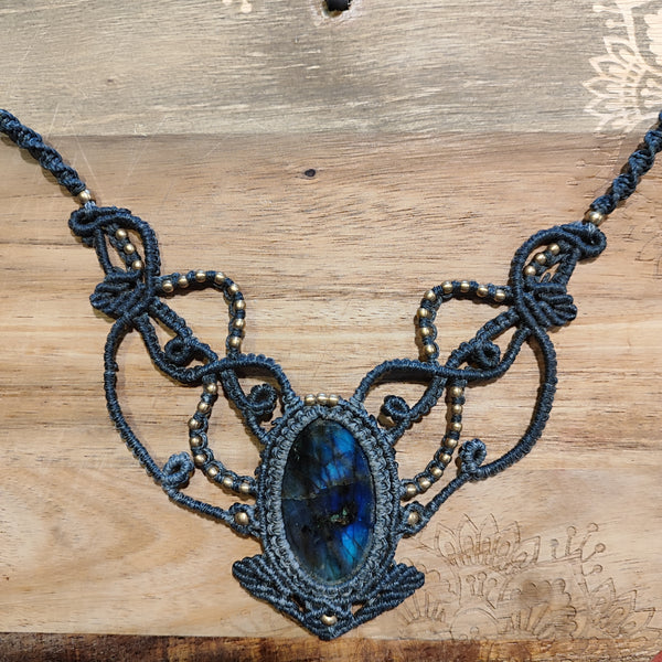 Handgeknüpfte Makramee Kette mit Edelstein