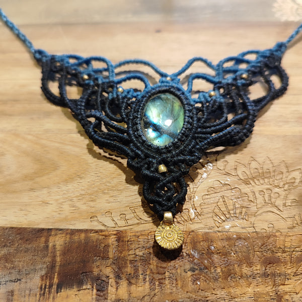 Handgeknüpfte Makramee Kette mit Edelstein