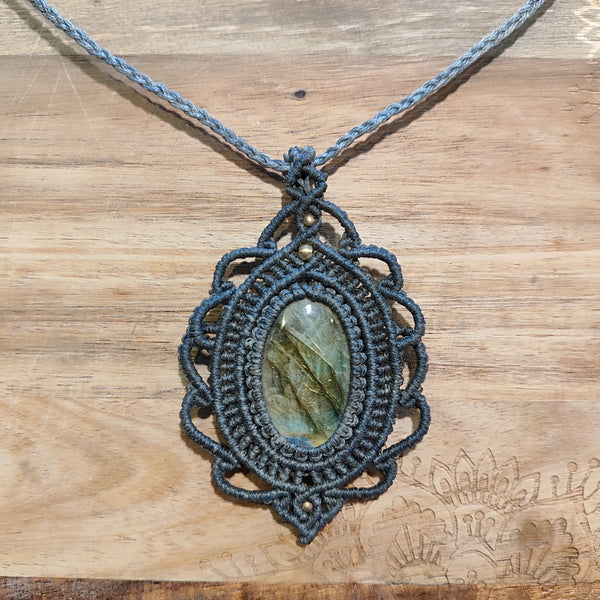 Handgeknüpfte Makramee Kette mit Edelstein