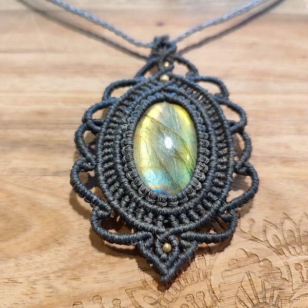 Handgeknüpfte Makramee Kette mit Edelstein